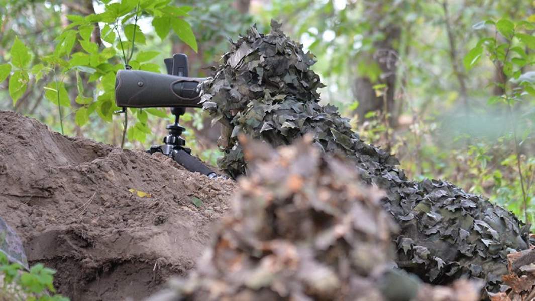 Военнослужащий ВС РФ наблюдает за позициями противника