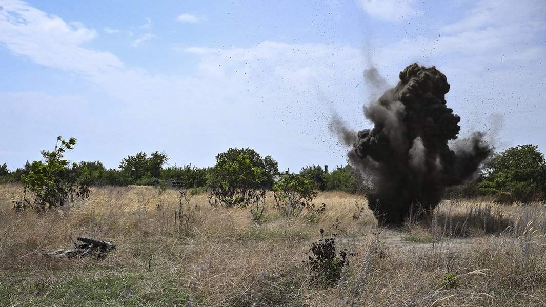Подрыв мины саперами Международного противоминного центра ВС РФ при разминировании села Широкино