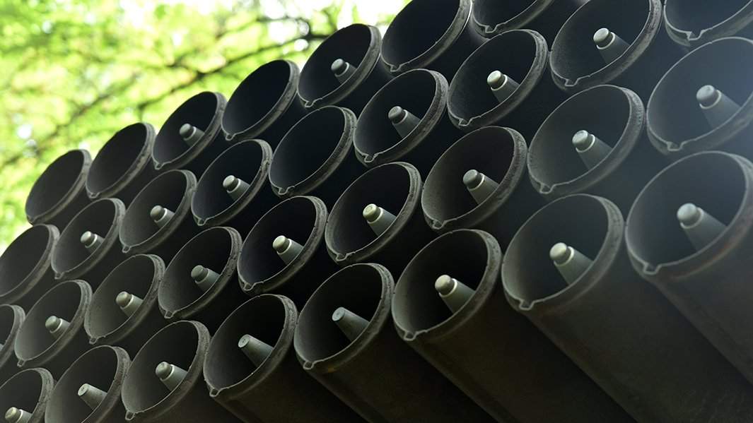 Заряженная реактивная система залпового огня (РСЗО) "Град"