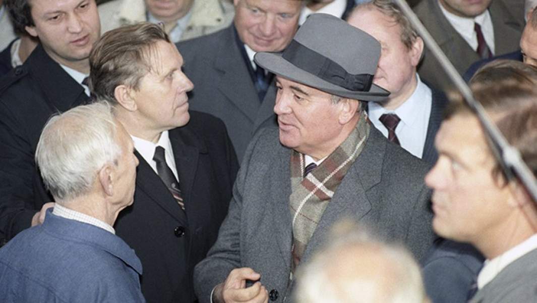Михаил Горбачев беседует с рабочими Балтийского завод имени С. Орджоникидзе. 1987 год