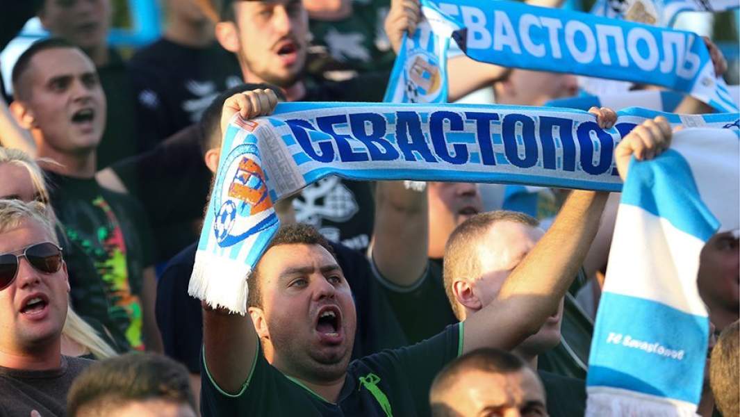 Болельщики на матче чемпионата премьер-лиги Крымского футбольного союза по футболу 