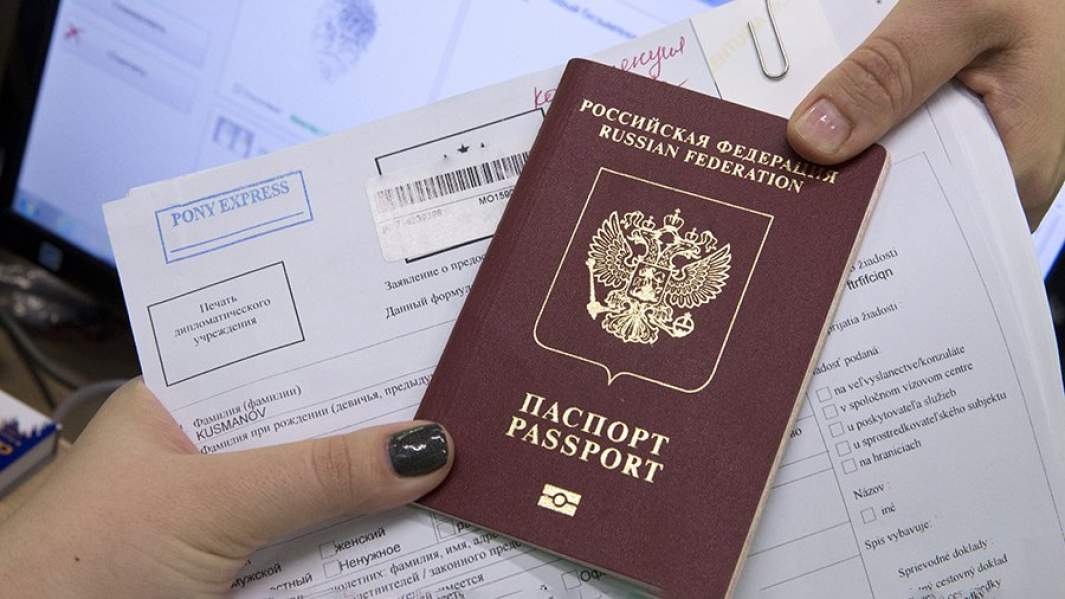 Во время подачи документов на шенгенскую визу в визовом центре Pony Express