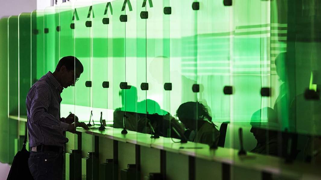 Посетитель визового центра Pony Express во время подачи документов на шенгенскую визу