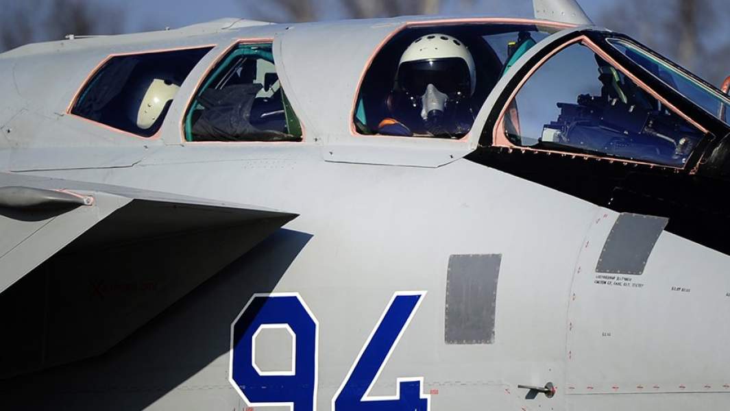 Пилот в кабине истребителя МиГ-31БМ на военном аэродроме «Центральная Угловая»