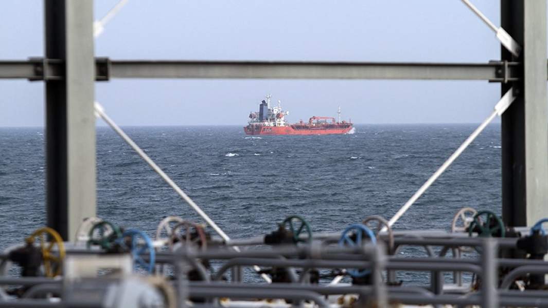 Нефтеналивной танкер у терминала иранской компании Iranian Oil Terminals Company на острове Харк