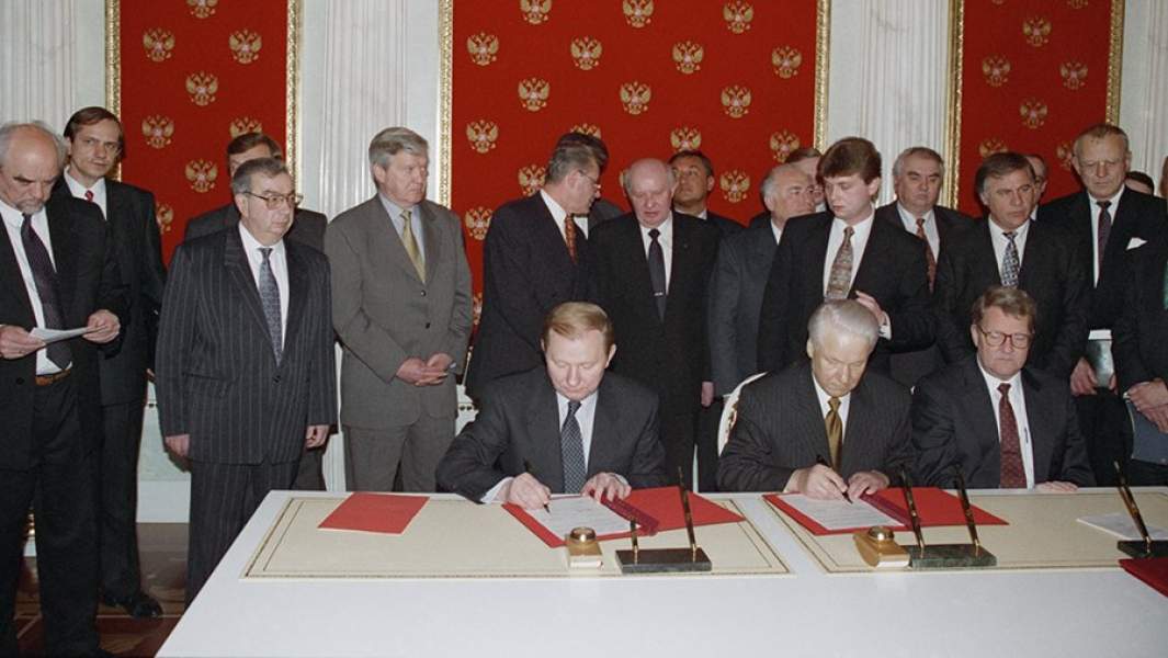 Представители государств-гарантов - президент Украины Леонид Кучма и Президент России Борис Ельцин а также действующий Председатель ОБСЕ Нильс Хельвег Петресен во время подписания Меморандума об основах нормализации отношений между Республикой Молдова и Приднестровской Республикой