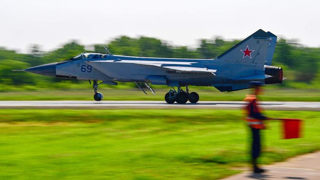 Истребитель МиГ-31БМ во время совместных летно-тактических учений истребительной и фронтовой авиации ВВО на военном аэродроме «Центральная Угловая»