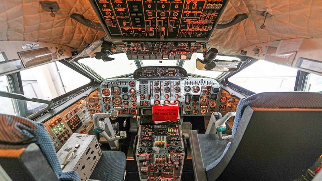 Кабина пилотов в пассажирском самолете Як-42Д