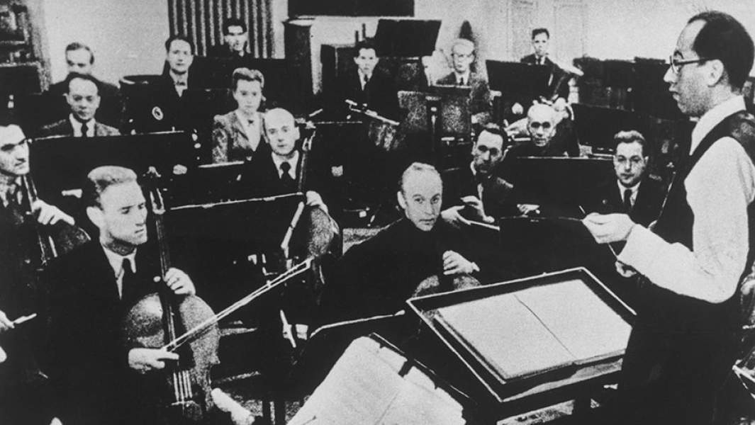 Советский дирижер Карл Ильич Элиасберг (справа) и Большой симфонический оркестр Ленинградского радиокомитета во время репетиции Седьмой симфонии Дмитрия Дмитриевича Шостаковича, 11 ноября 1942 года