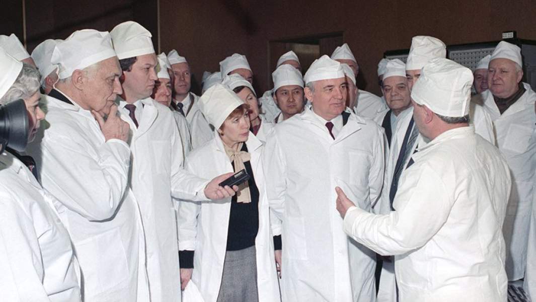 Председатель Президиума Верховного Совета СССР Михаил Сергеевич Горбачев с делегацией в помещении блочного щита управления вторым энергоблоком на Чернобыльской атомной электростанции. 1989 год