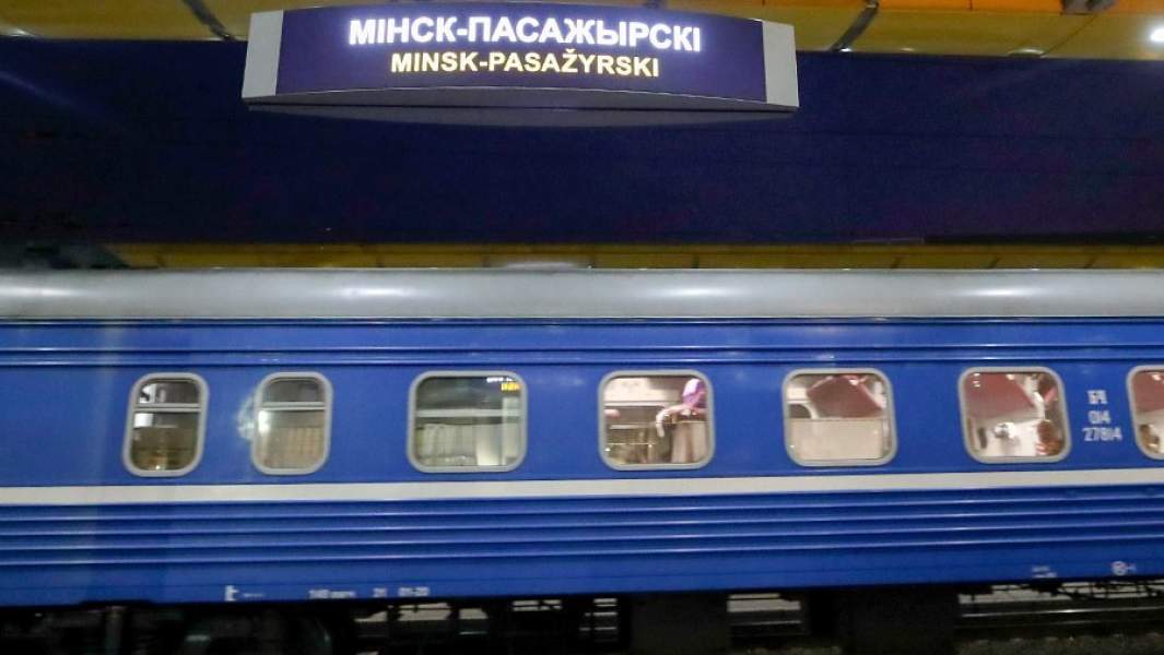 Поезд на железнодорожном вокзале Минска