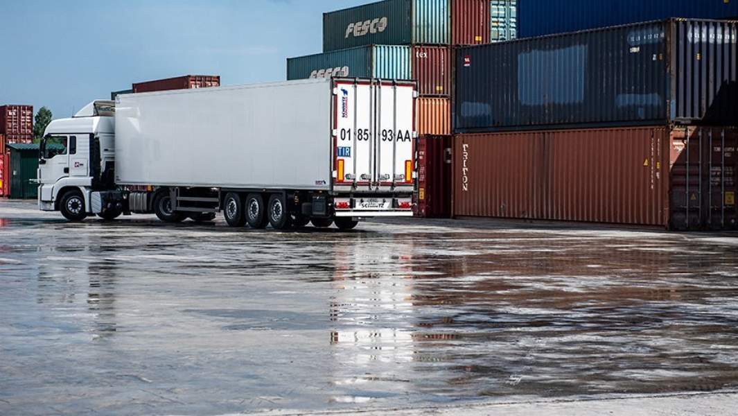 Фура и контейнеры