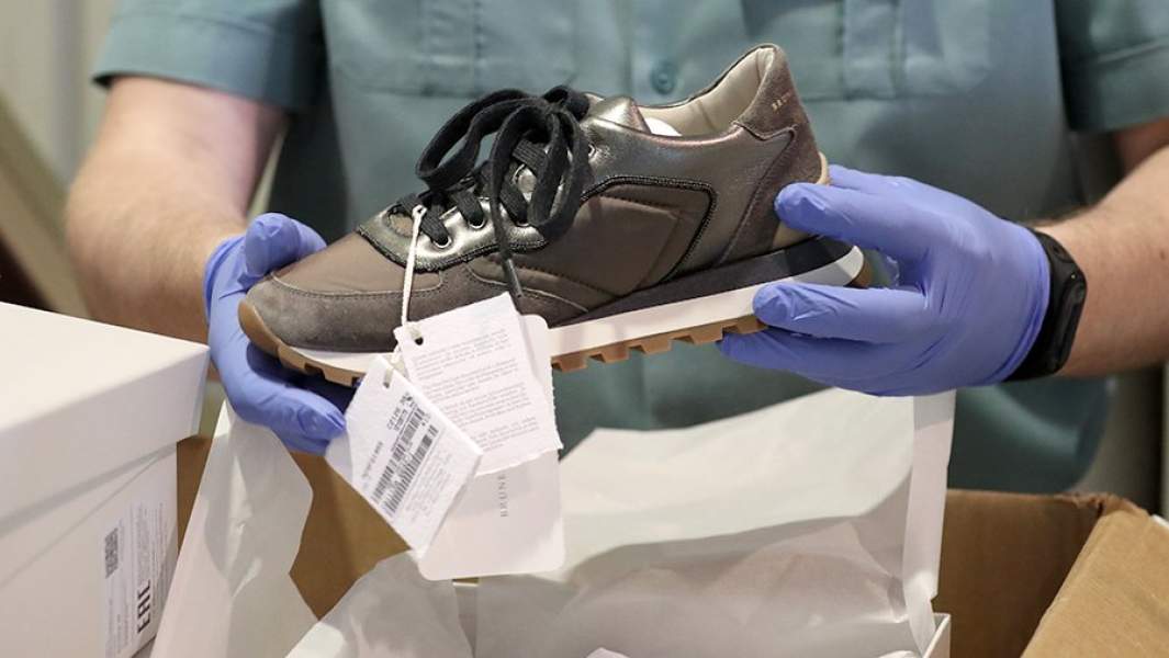 таможня кроссовки