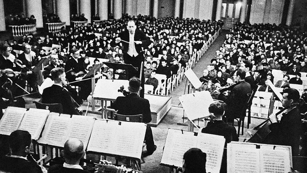 В дни блокады в Большом зале Ленинградской филармонии была исполнена Седьмая симфония Дмитрия Шостаковича, написанная в осажденном городе