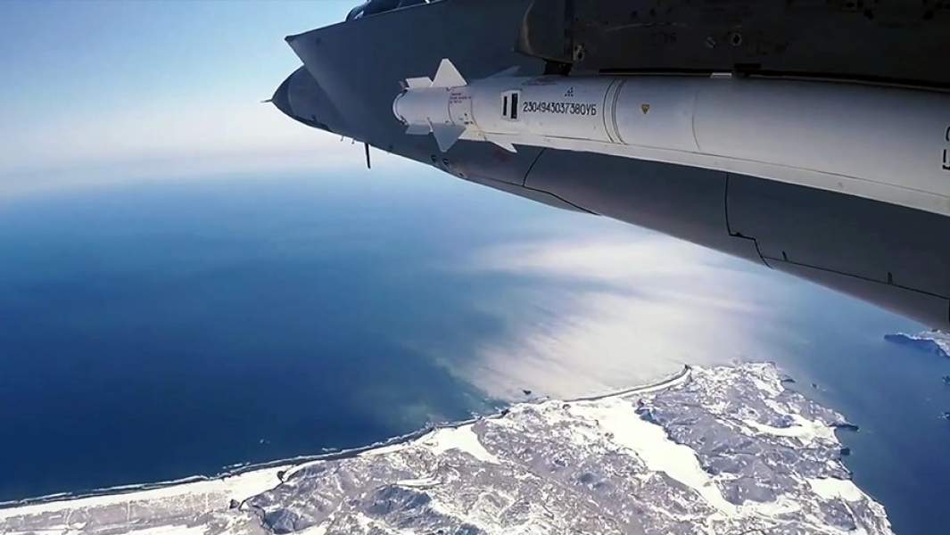 Истребитель МиГ-31БМ Тихоокеанского флота во время воздушного боя с самолетами условного противника в рамках учений над акваторией Тихого океана