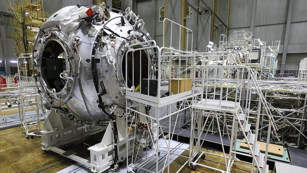 Сотрудник РКК «Энергия» в цехе, где идет сборка узлового модуля «Причал». 2021 год