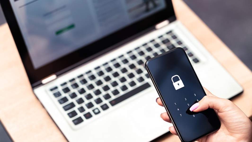введение пароля на телефоне и компьютере