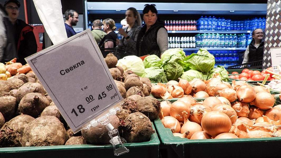 Продажа овощей в магазине, где принимают оплату украинскими гривнами и российскими рублями