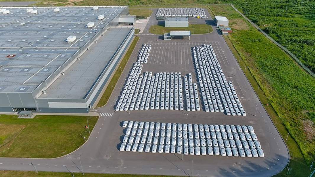 Новые автомобили марки Mercedes на территории завода Mercedes-Benz в Московской области