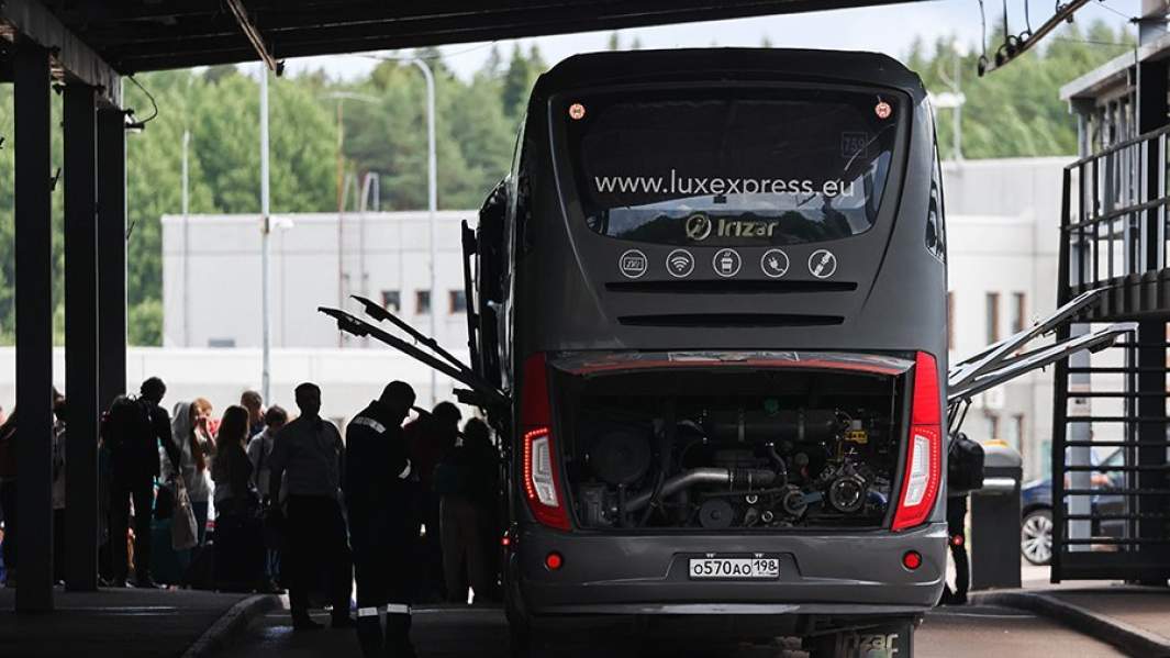 Автобус во время таможенной проверки на въезде в Россию на территории пропускного пункта