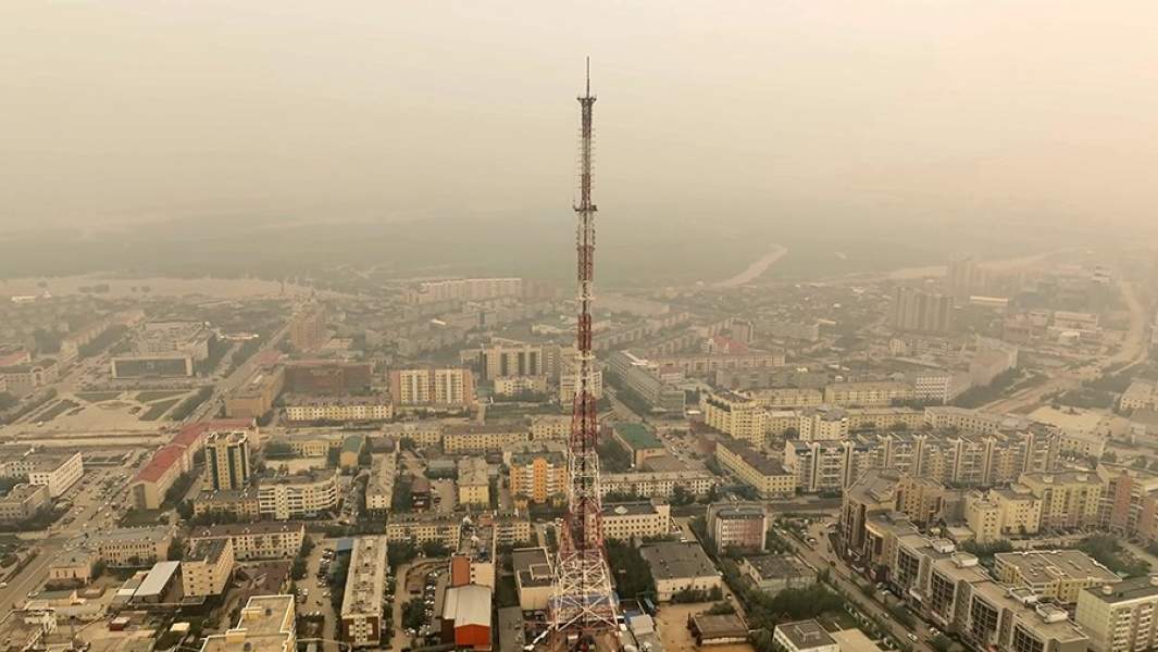Дым над Якутском из-за крупных лесных пожаров в Хабаровском крае
