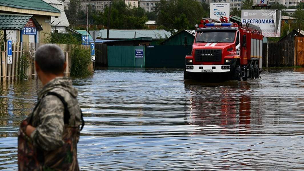 Автомобиль пожарной службы на улице, подтопленной в результате разлива реки Чита, Забайкальский край