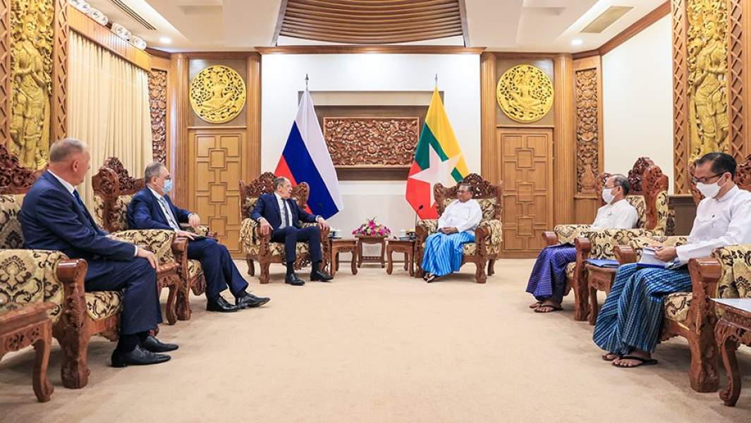 Министр иностранных дел РФ Сергей Лавров и министр иностранных дел Мьянмы Вунна Маун Лвин (в центре слева направо) во время встречи, 3 августа 2022 года