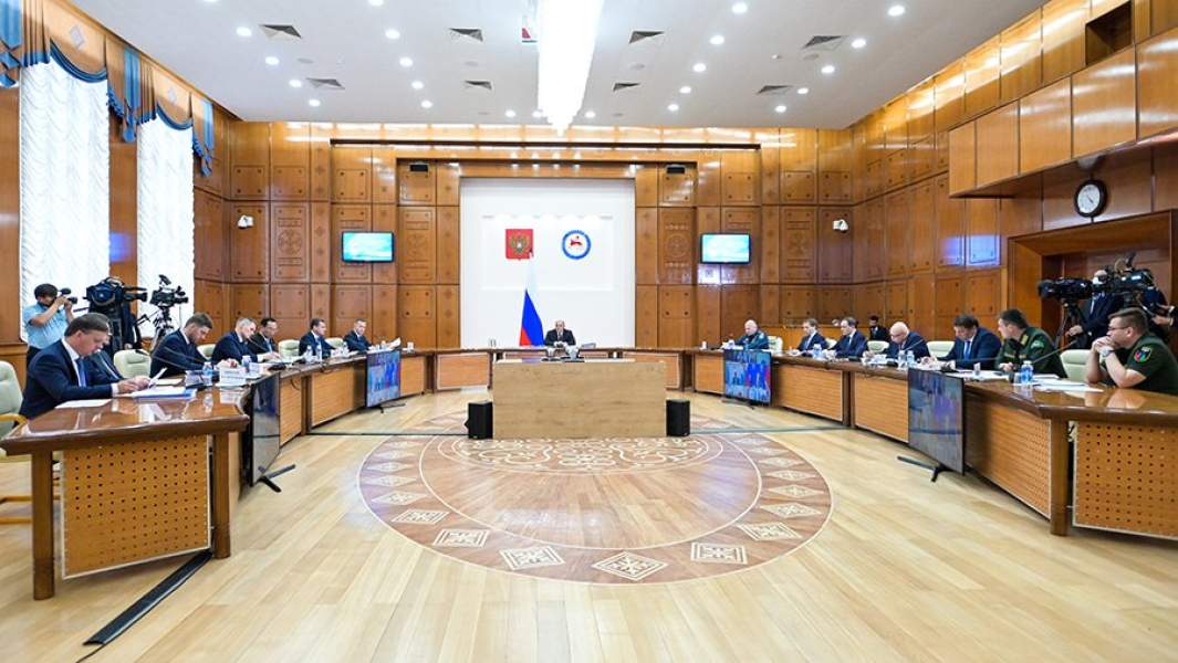 Михаил Мишустин во время совещания по вопросу предотвращения и ликвидации последствий чрезвычайных ситуаций в здании правительства Республики Саха (Якутия)