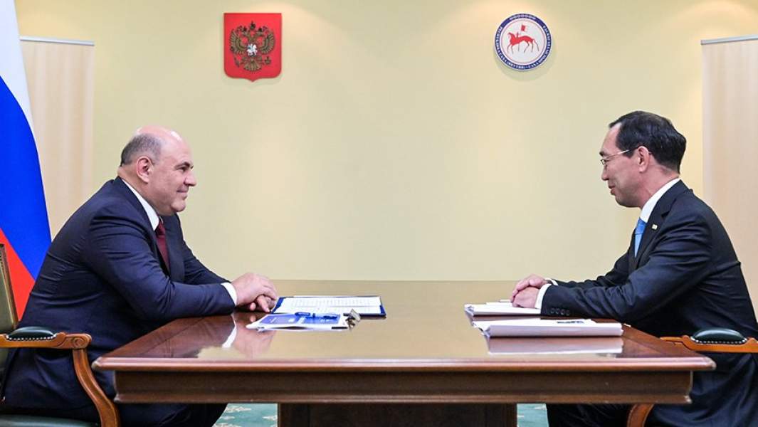 Михаил Мишустин и глава Республики Саха (Якутия) Айсен Николаев во время встречи