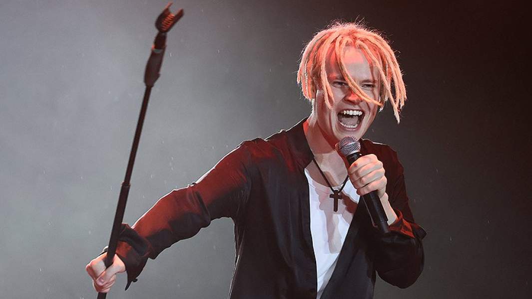 Певец SHAMAN во время выступления на концерте в рамках фестиваля молодых деятелей культуры «Таврида.Арт»