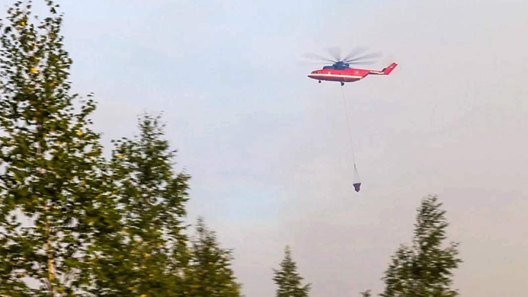 Вертолет МЧС РФ во время тушения природного пожара в Рязанской области