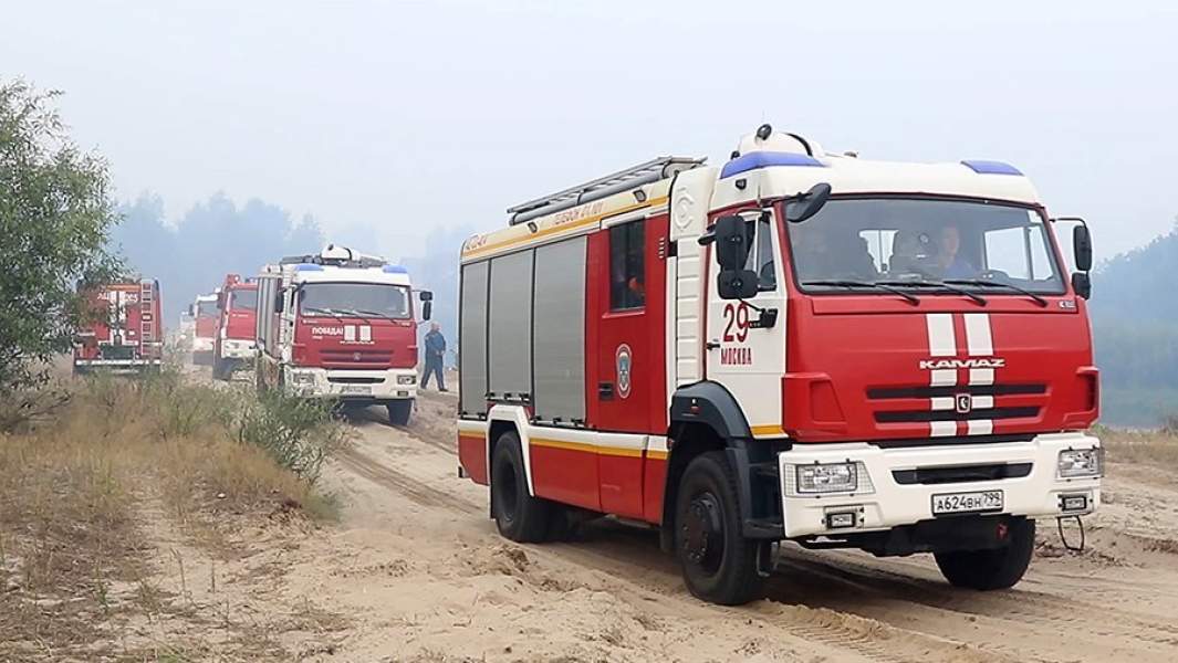 Пожарная техника из Москвы, прибывшая тушить природный пожар в Окском заповеднике в Рязанской области