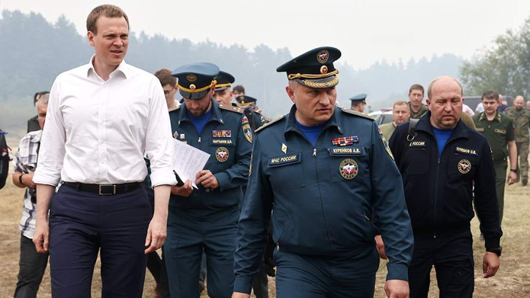 Глава МЧС России Александр Куренков (в центре) и временно исполняющий обязанности губернатора Рязанской области Павел Малков (слева) во время рейда по координации работ группировки РСЧС по тушению пожаров в области