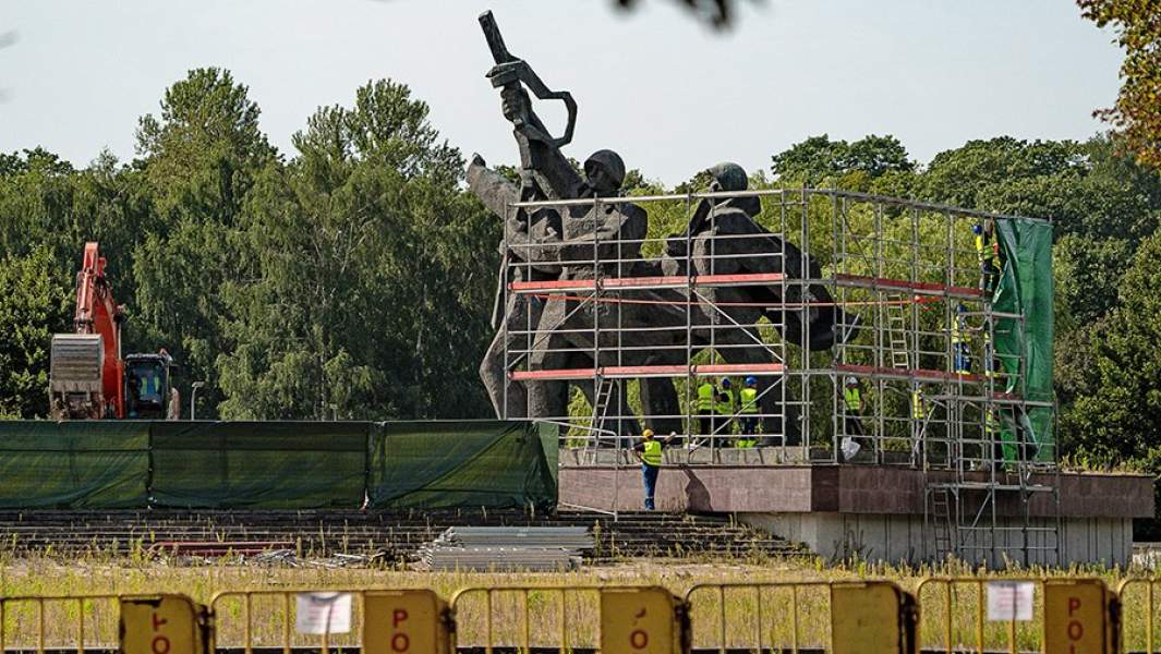 Памятник Освободителям Риги, работы по демонтажу которого начались в Пардаугаве