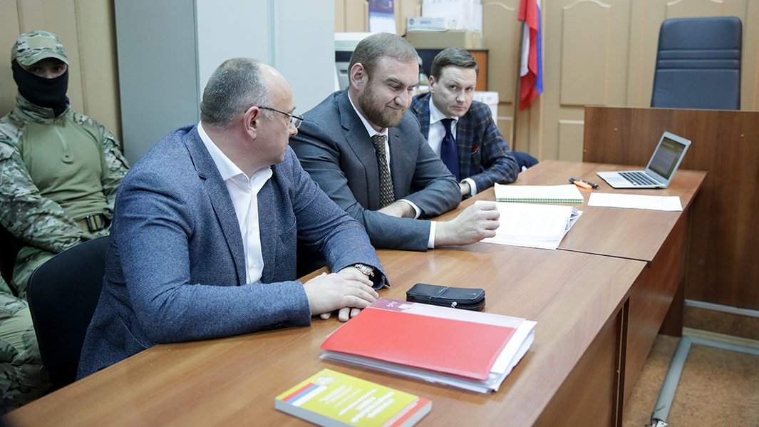 Рауф Арашуков (в центре), Басманный суд, Москва