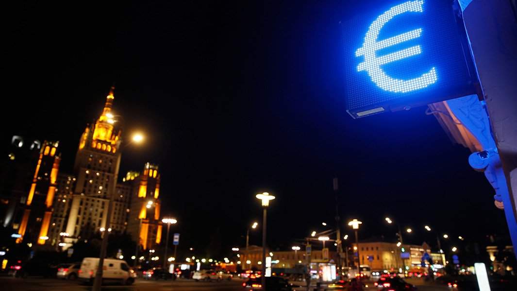 Москва ночная светится вывеска евро