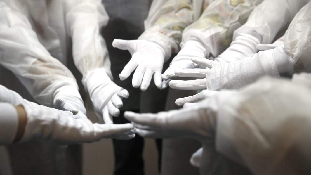 руки в перчатках 