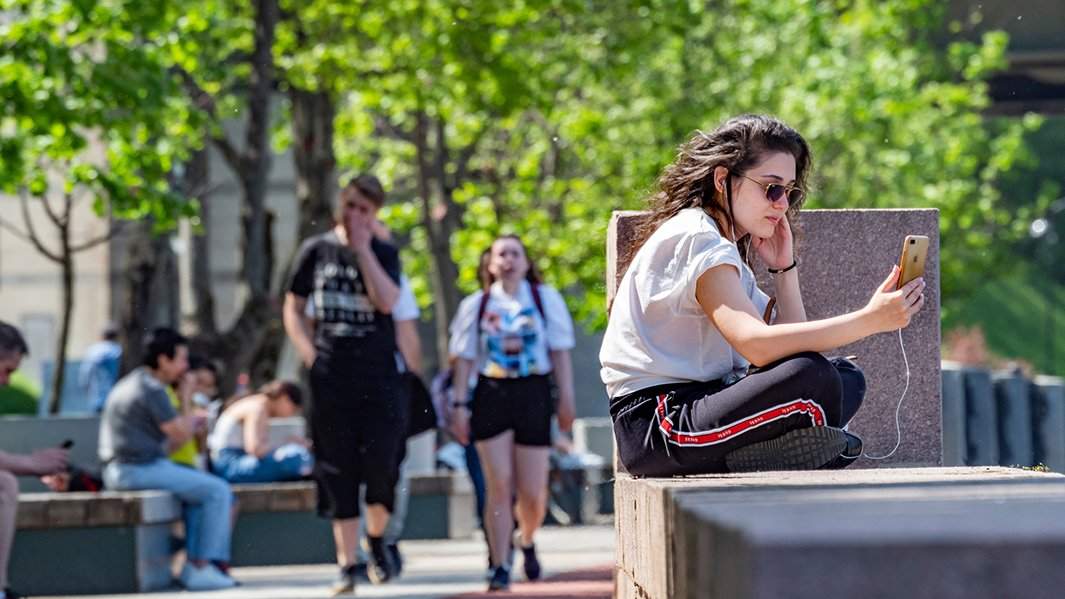 Девушка делает селфи Москва жара город день