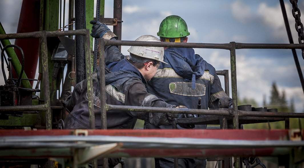 сотрудники нефтеперерабатывающего завода