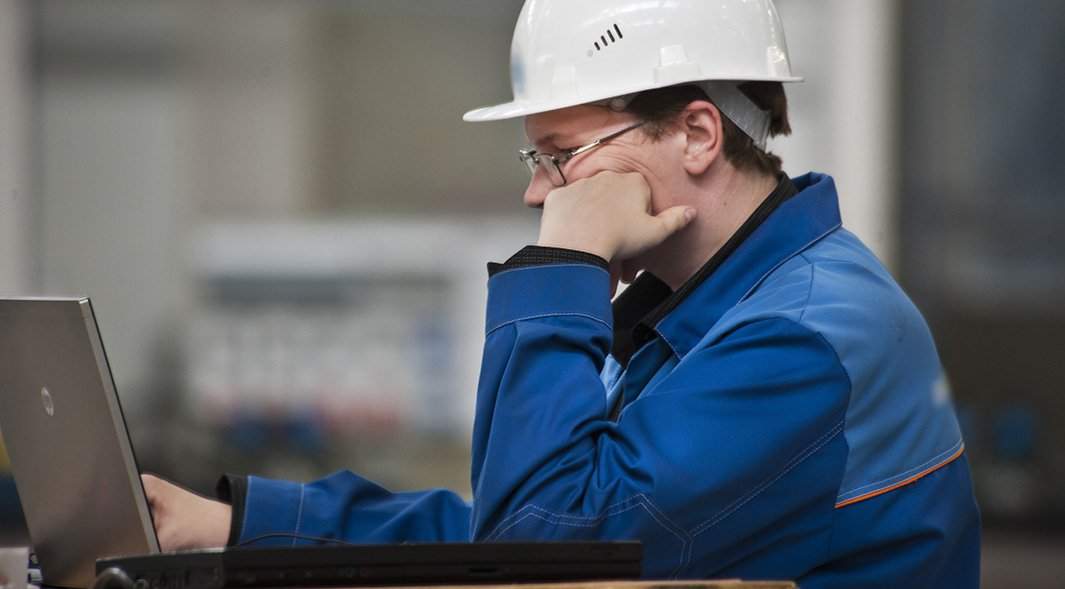 инженер работает за ноутбуком