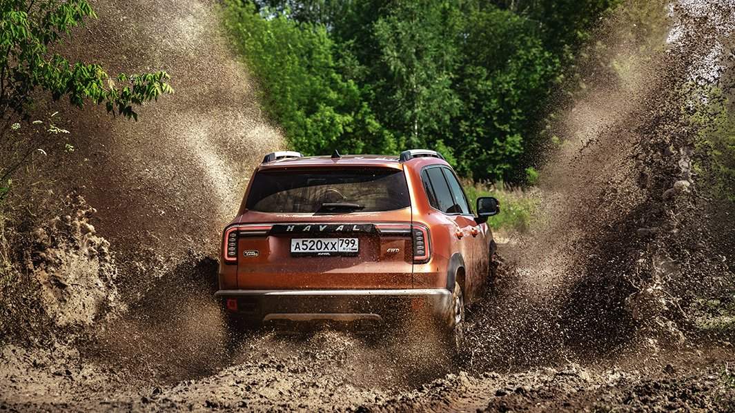 Заявленный клиренс — 200 мм, угол въезда 24 град, съезда — 30 град