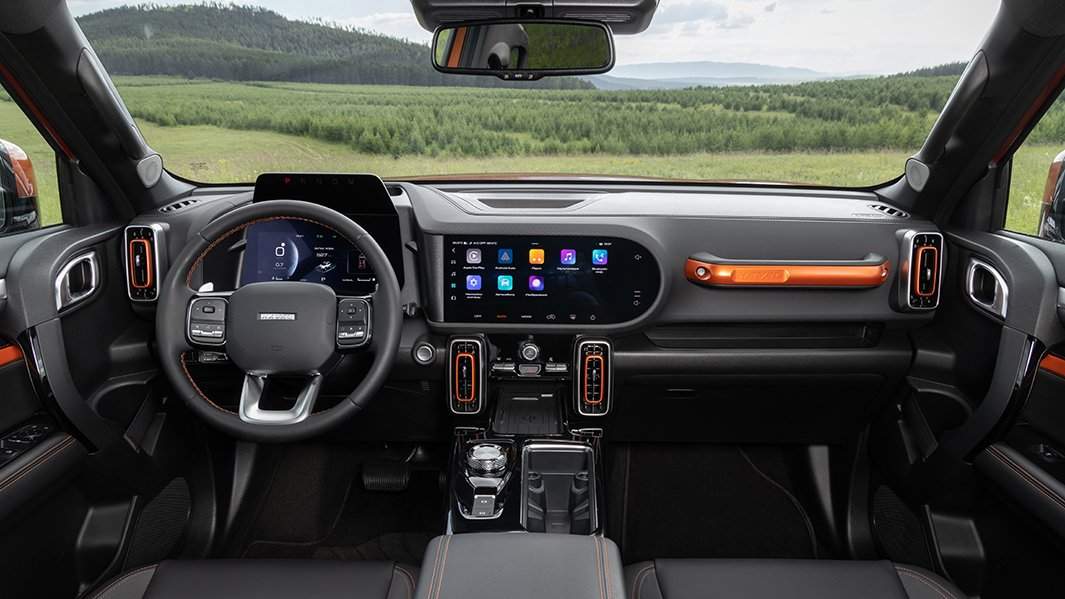 Интерьер может быть черно-коричневым или черным без оранжевых вставок