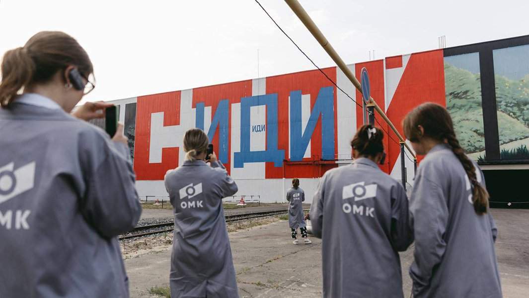 Работа классика современного искусства Эрика Булатова «Стой — Иди»