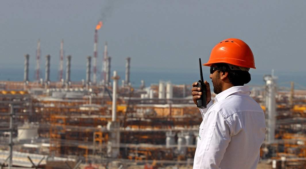 Иранский инженер и нефтедобывающий завод