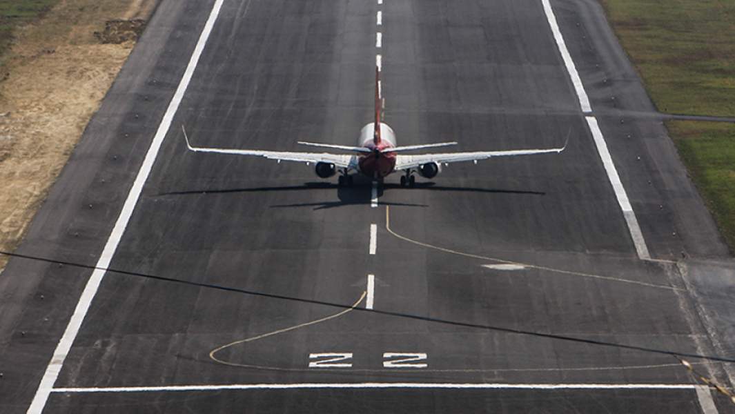 Самолет на ВПП в одном из аэропортов Индии