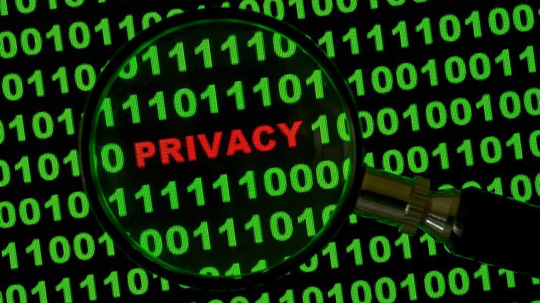 Лупой выделено слово PRIVACY на мониторе