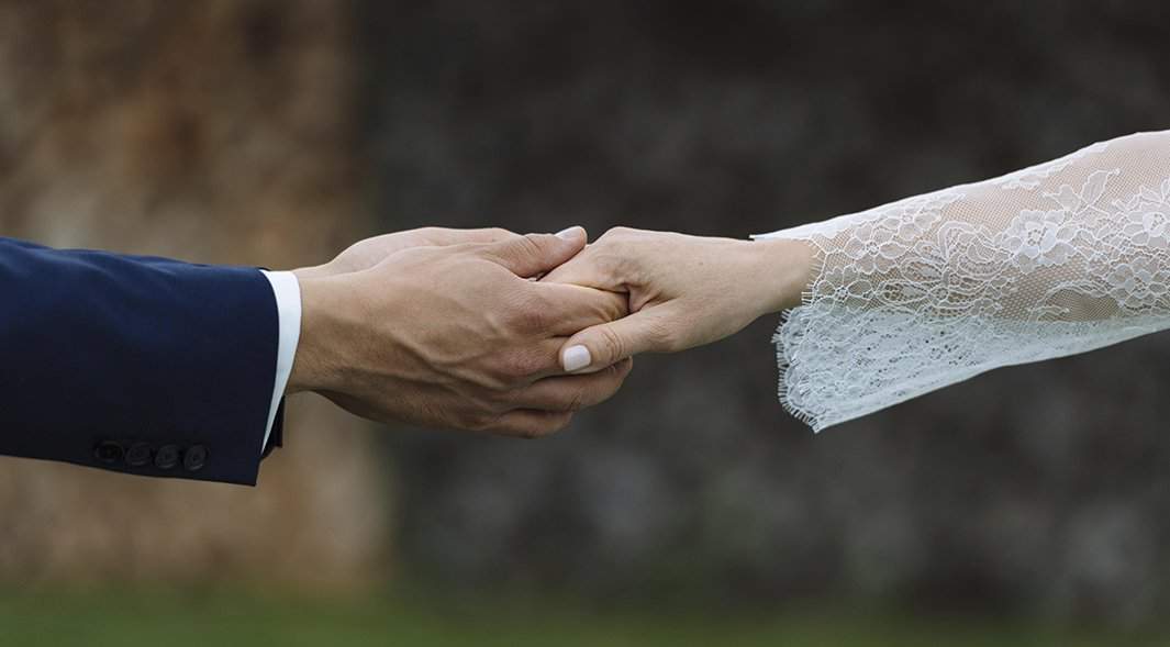 молодожены держаться за руки