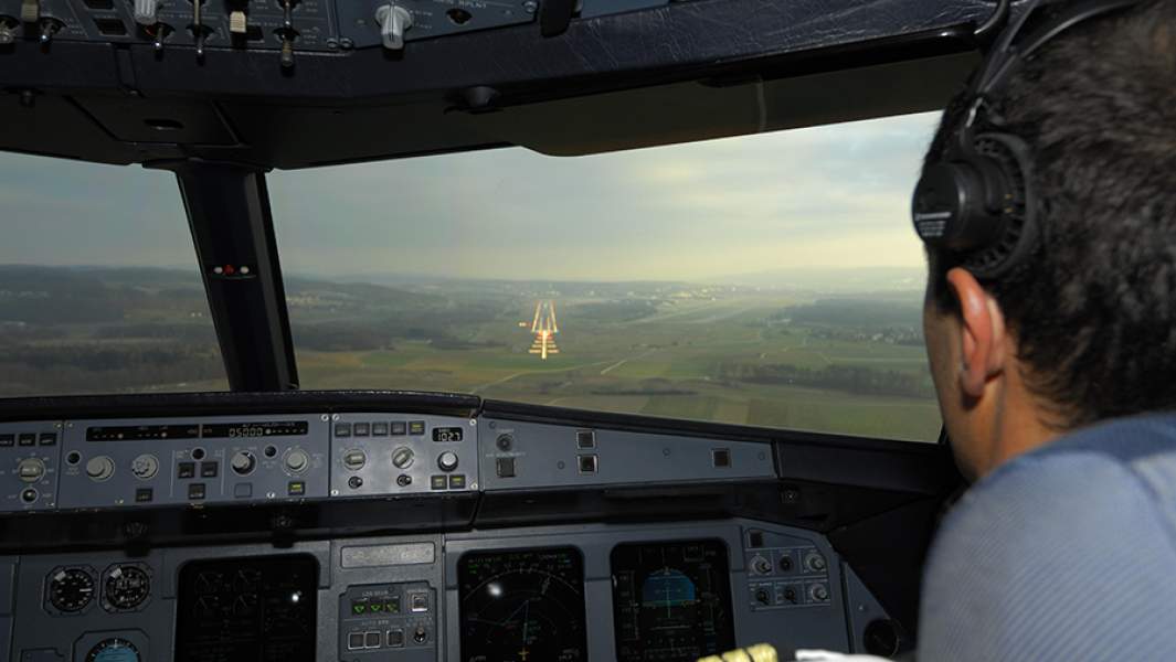 Пилот в кабине самолета