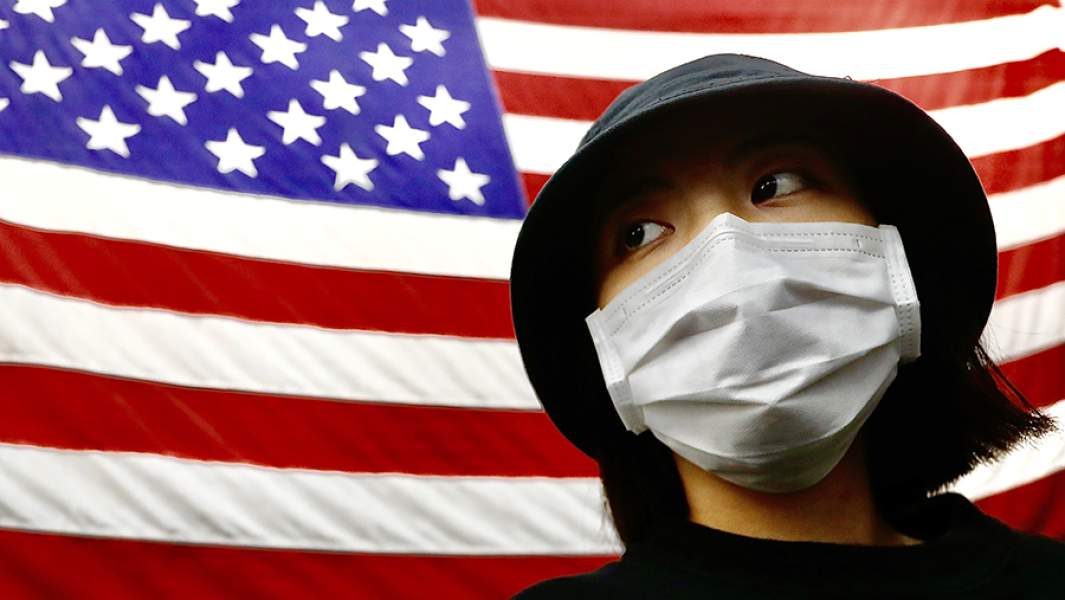 Девушка на фоне флага США