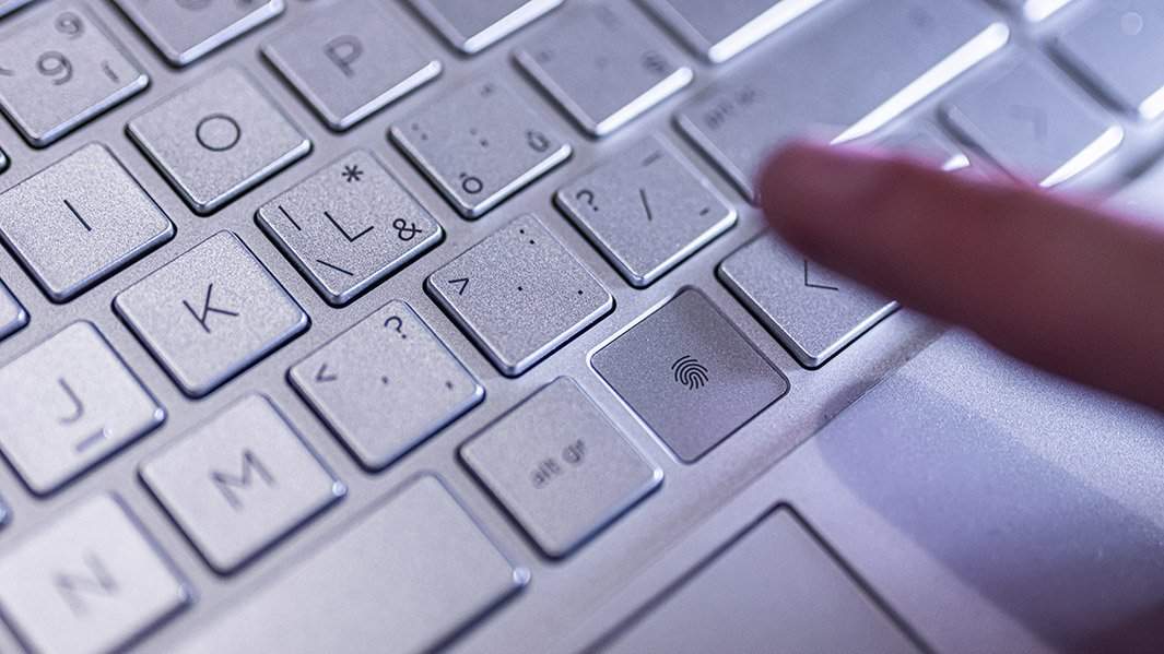 Сканер отпечатков пальцев на клавиатуре ноутбука